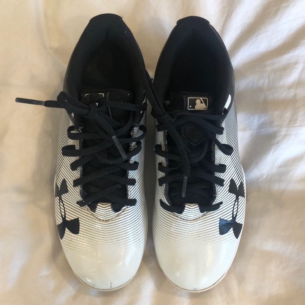 Under Armour boys rubber baseball cleats size 2y